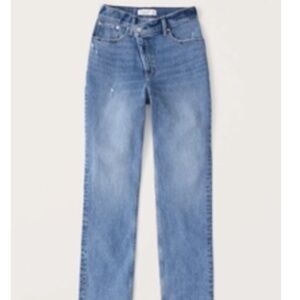 Abercrombie Curve Love Ultra High Rise 90s Straight Jean, Medium Wash, Size 31